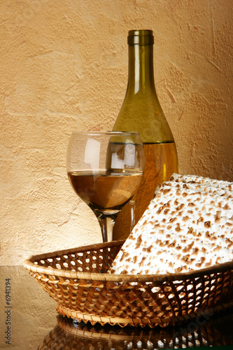 Foto: Still-life with wine and matzoh Still-life with wine and matzoh