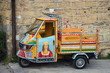 Traditionell bemaltes Piaggio-Dreirad in Palermo, Sizilien Traditionell bemaltes Piaggio-Dreirad in Palermo, Sizilien