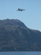 un avion au-dessus du lac