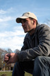 junger Mann sitzt und schaut in die Ferne