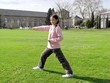 Photo: Chinesisches Mädchen übt Tai Chi im Park Chinesisches Mädchen übt Tai Chi im Park