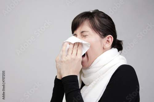 mädchen schnupfen taschentuch niesen allergie krank