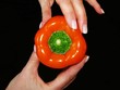 mains montrant un poivron orange (2)