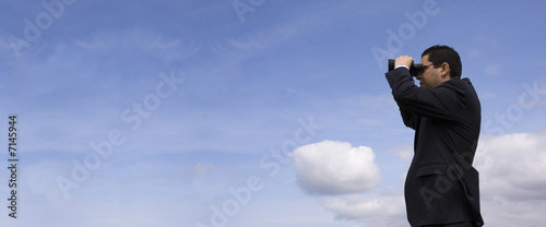 Foto: Businessman looking through binoculars Businessman looking through binoculars