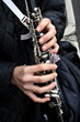 mani sul clarinetto