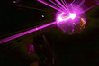 boule a facettes avec rayons laser rose soirée en discothèque boule a facettes avec rayons laser rose soirée en discothèque