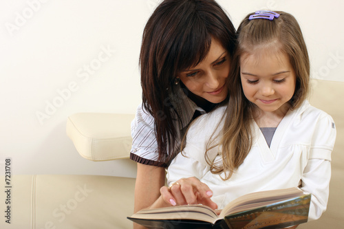 Foto: Mother reading a book to her daughter 2 Mother reading a book to her daughter 2