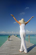 Foto: Mujer en un Muelle Tropical Mujer en un Muelle Tropical