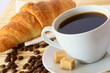 Kawa i croissant – zestaw śniadaniowy
