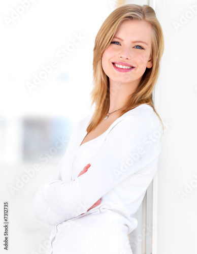 Foto: Young woman leaning on wall Young woman leaning on wall