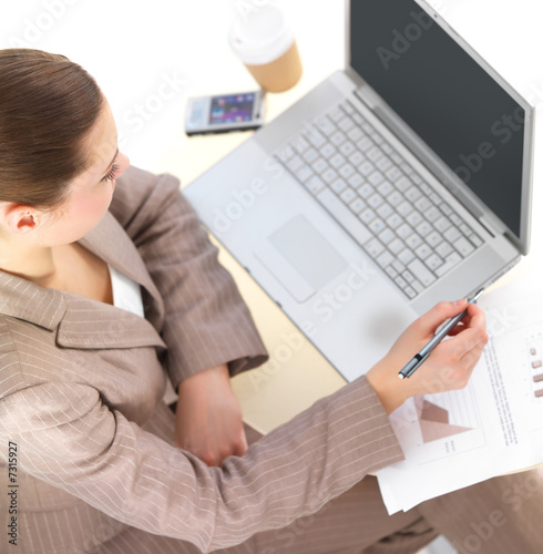Foto: Businesswoman working by laptop Businesswoman working by laptop