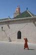 Foto: Femme Musulmane devant la mosquée Ben Youssef à Marrakech Femme Musulmane devant la mosquée Ben Youssef à Marrakech