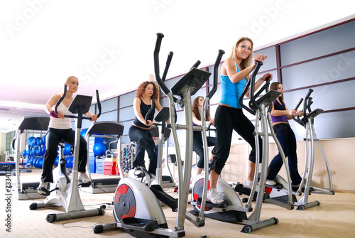 Foto: Women working out on spinning bikes at the gym Women working out on spinning bikes at the gym