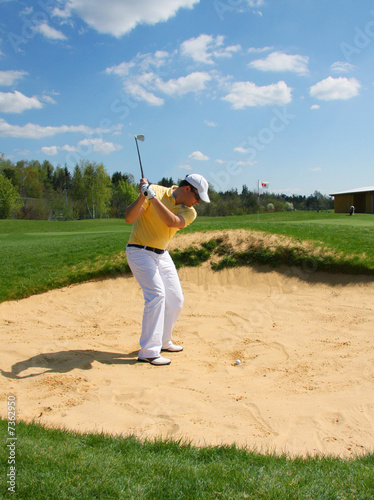 Golf - Golfer im Sandbunker mit Sandwedge