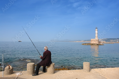 Photo: pêcheur au port de la Canée "Hania" en Crète pêcheur au port de la Canée "Hania" en Crète