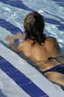 Femme à la piscine