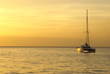 bateau au coucher du soleil