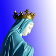 statue de la Sainte Vierge Marie détourée, sur fond bleu