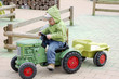 Junge auf Traktor