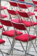Alignement de chaises rouges