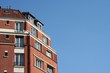 Immeuble en brique rouges avec vue sur ciel bleu