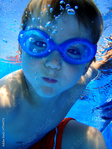 Junge unter Wasser im Schwimmbad