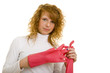 Frau zieht Handschuhe aus
