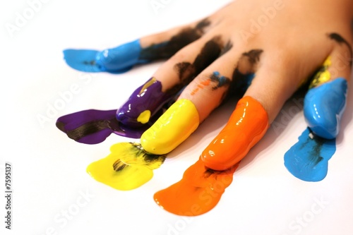Foto: Kinderhand mit bunten Farben an den Fingern Kinderhand mit bunten Farben an den Fingern