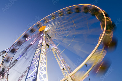Riesenrad auf einem Jahrmarkt