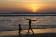 enfants au couché du soleil