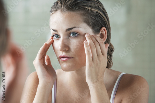 Foto: Woman Applying Facial Cream Woman Applying Facial Cream