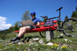 Foto: Mountainbiker mit Karte Mountainbiker mit Karte