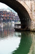 bateau traditionnel chinois et arches d'un ancien pont