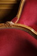 Fauteuils rouges dans un salon bourgeois