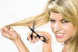 Frau schneidet ihre Haare
