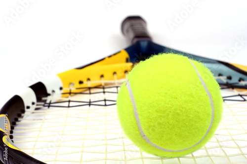 Foto: Close up of a tennis ball and racket isolated Close up of a tennis ball and racket isolated