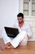 mann mit laptop
