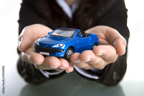 Foto: businesswoman holding car in the hands - insurance or car busine businesswoman holding car in the hands - insurance or car busine