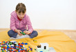 Kind spielt mit Bausteine