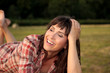 frau mutter stroh lachen natur sommer gras feld frau mutter stroh lachen natur sommer gras feld