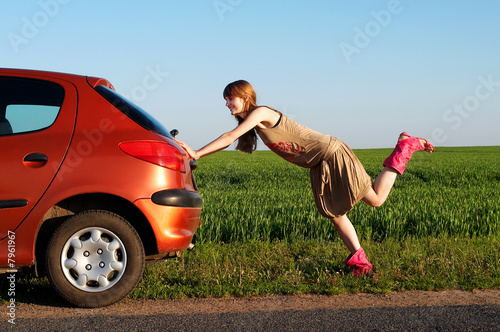 Foto: Pushing a car Pushing a car
