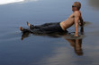 homme assis à la plage 1