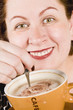 XXL-Model mit Kaffeetasse