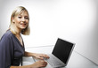 Photo: Junge blonde Frau am Computer arbeitend Junge blonde Frau am Computer arbeitend