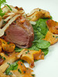 sommersalat mit gebratene pfifferlinge und kalbsfilet