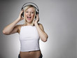 Photo: Junge blonde Frau mit Kopfhoerer Junge blonde Frau mit Kopfhoerer