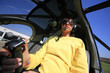 Foto: junge Pilotin im Helikopter junge Pilotin im Helikopter