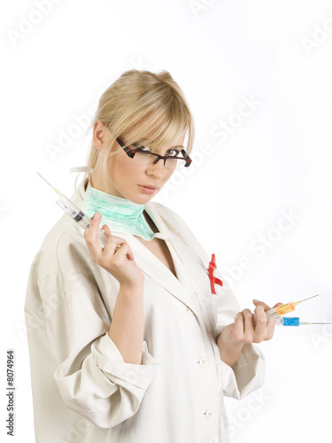 Foto: Female blond Nurse with syringes isolated on white background Female blond Nurse with syringes isolated on white background