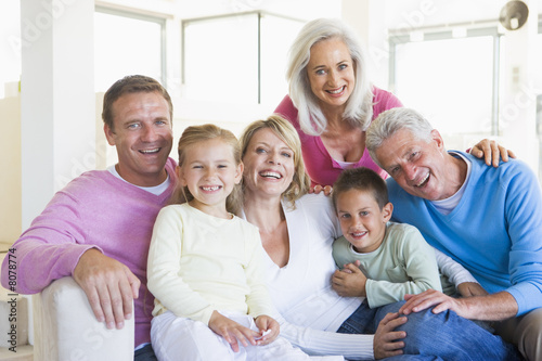 Foto: Family sitting indoors smiling Family sitting indoors smiling