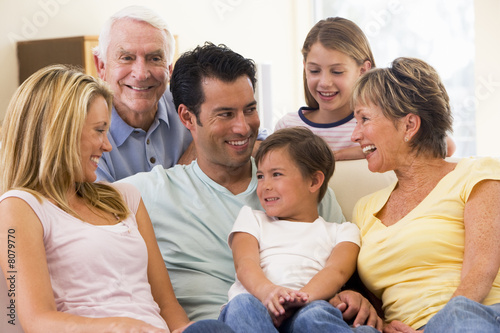 Foto: Extended family in living room smiling Extended family in living room smiling